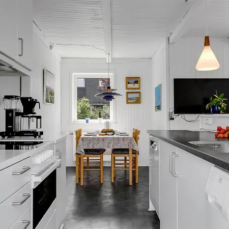 Tinka - 100m From The Sea By Interhome